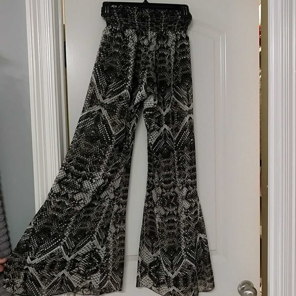 Black and White scale-like print pants